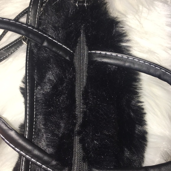 NWOT Unbranded Furry crossbody/Shoulder Bag - Picture 3 of 7